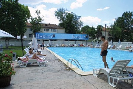 At Leisure in Bucharest: Swimming Pools, Aqua Parks, Health Clubs, Tennis Courts & Gyms