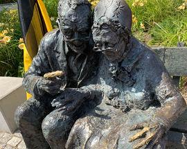 Who are the old Kashubian couple on the bench in Gdynia?