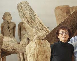 Magdalena Abakanowicz: Polish sculptor & Fibre Artist