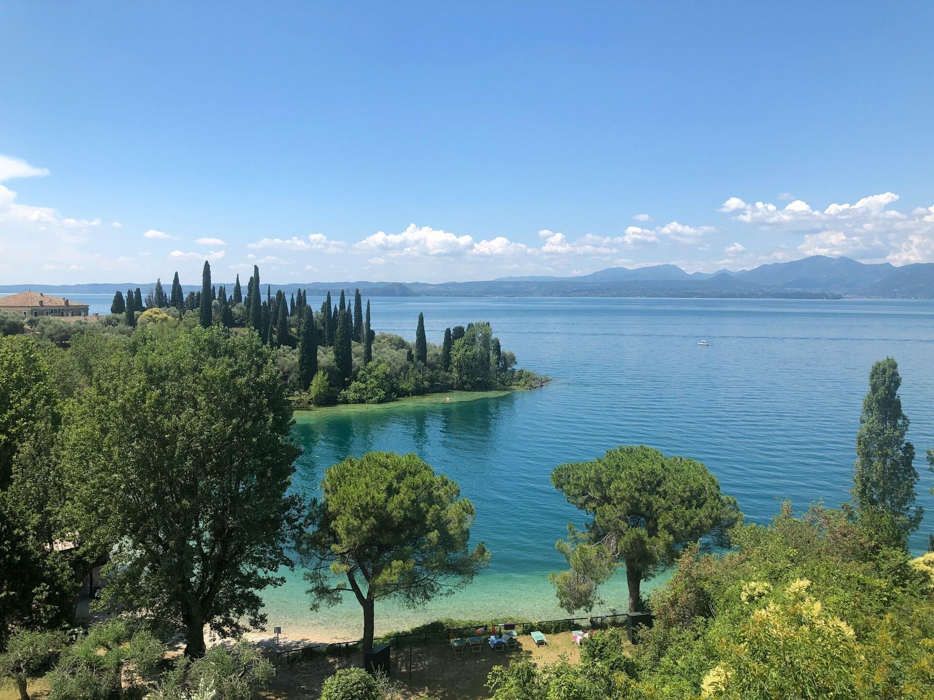 Intimate Escapes: A Family and Couple's Guide to Lake Garda's Desenzano