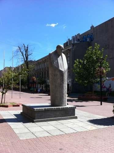 Statue of Leon Schiller
