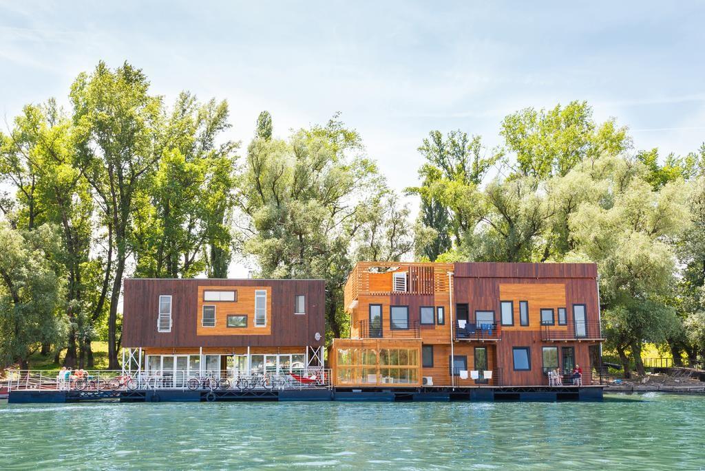 ArkaBarka Floating Hostel