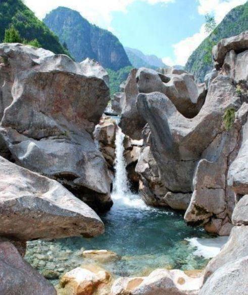 Nderlysa Stone Groves & Blue Eye