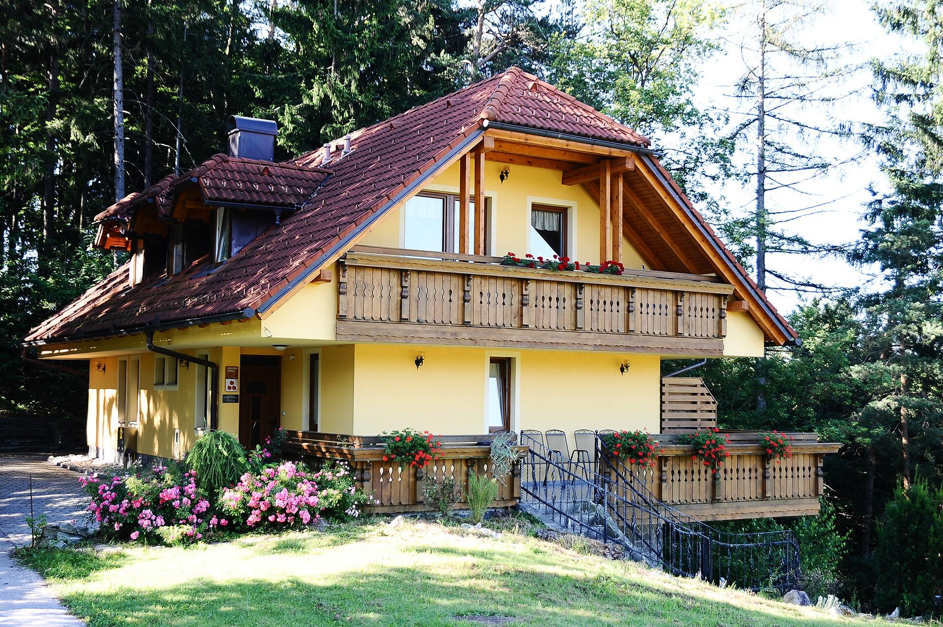 Apat Tourist Farm
